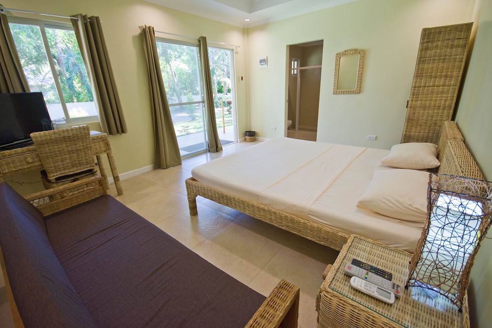 Mike's Dauin Beach Resort