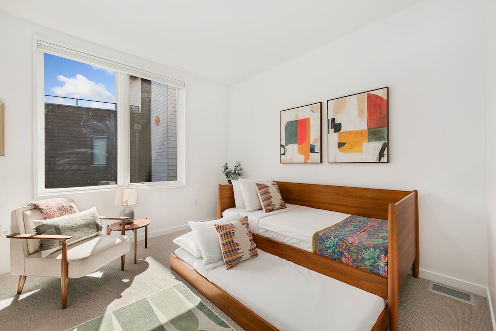The Overlook - Luxe Old Town Condo w/ King Suite