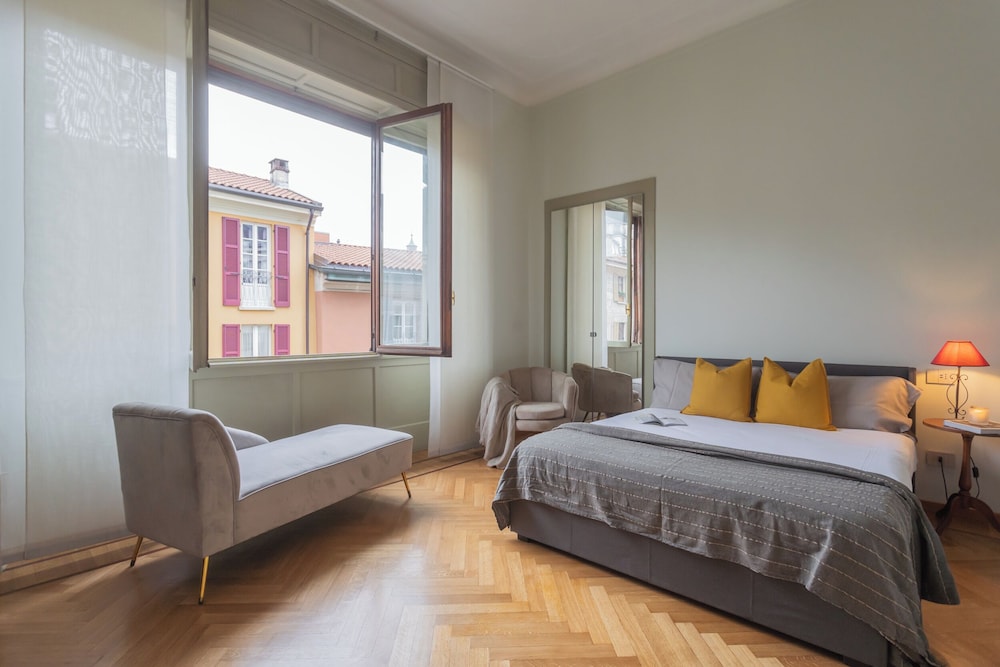 Garibaldi's Balcony by Rent all Como