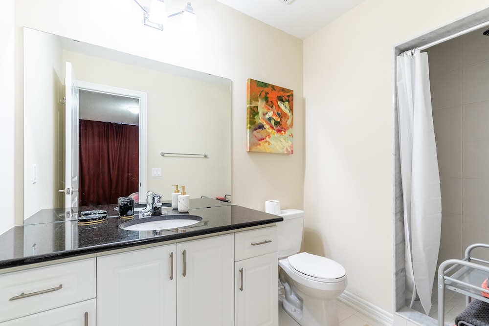 Modern 3BR 2BA Townhome in Lakeshore