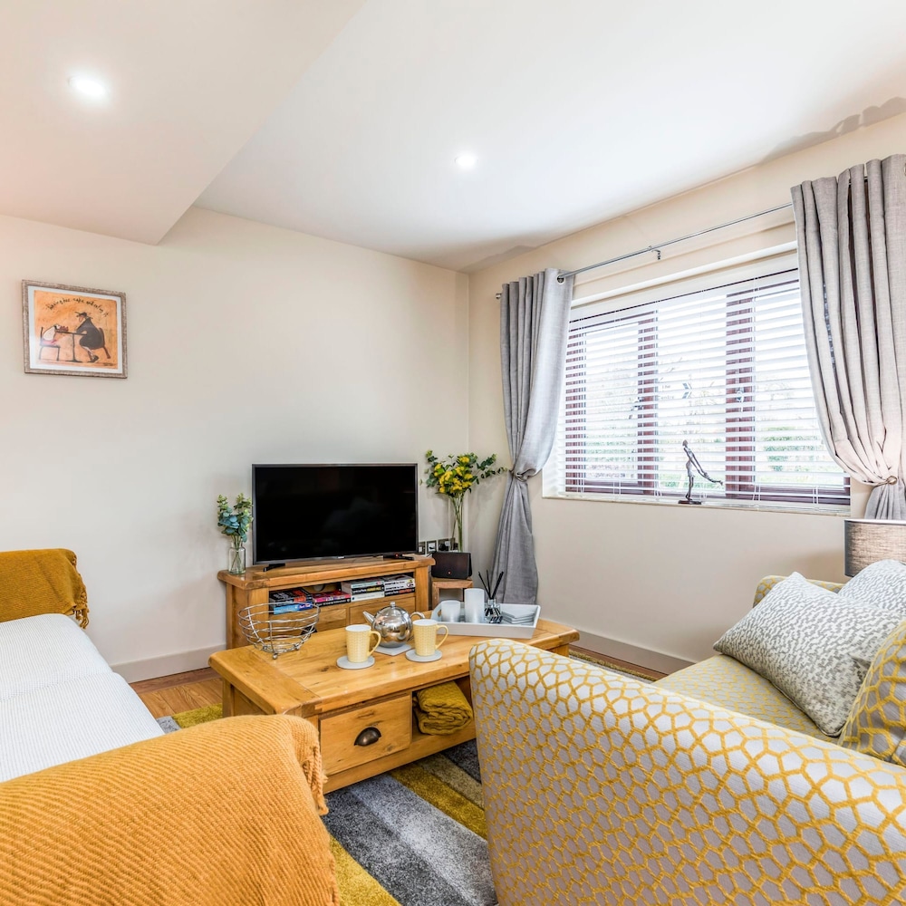 Stylish Ground Floor Apartment With Parking