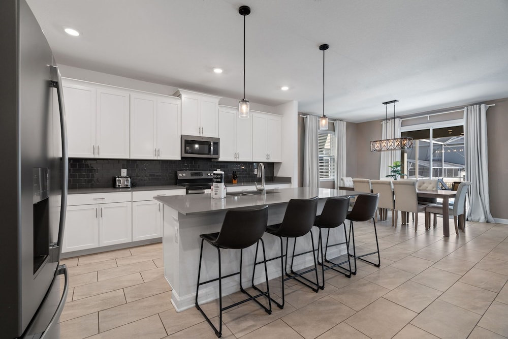 Gorgeous 6-bedroom House With Private Pool