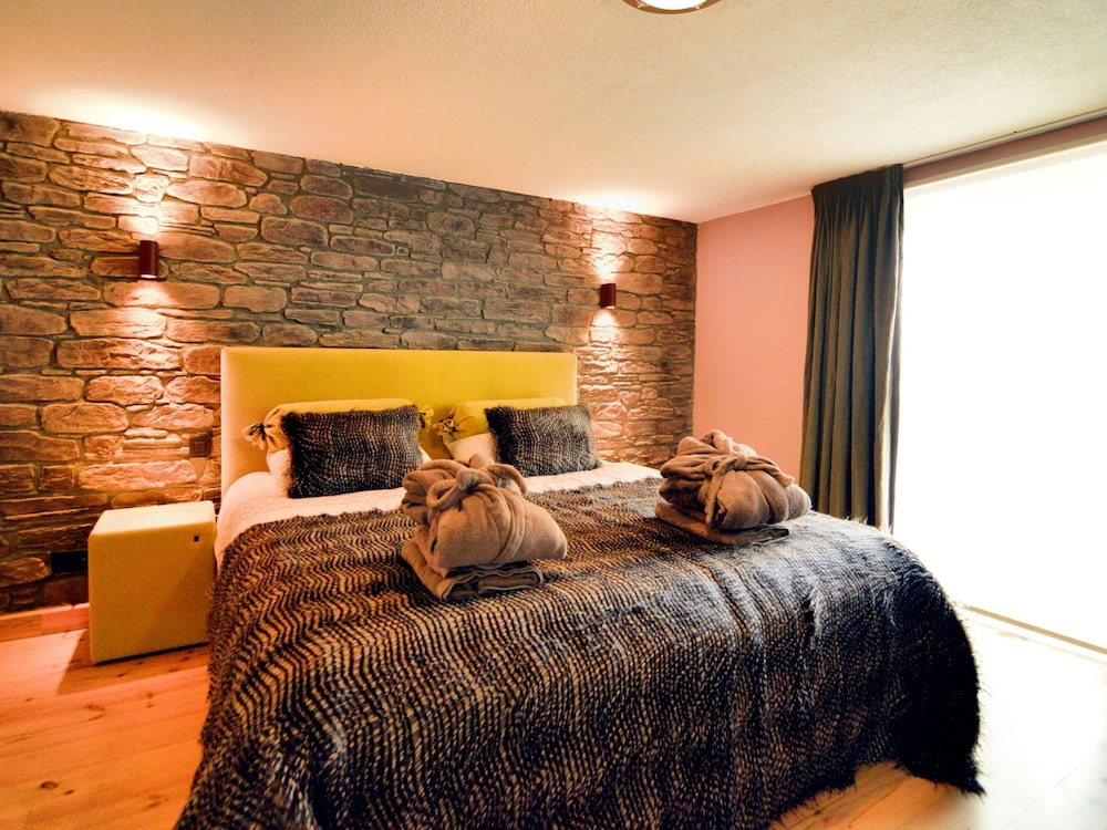 Luxurious Villa with Sauna, Hot Tub, Recreation Room, Large Enclosed Garden view 4
