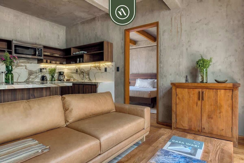 Luxury 3 BR House in Downtown - AC - Peaceful