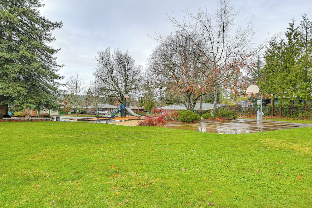 2 Mi to University of Oregon: Pet-friendly Abode
