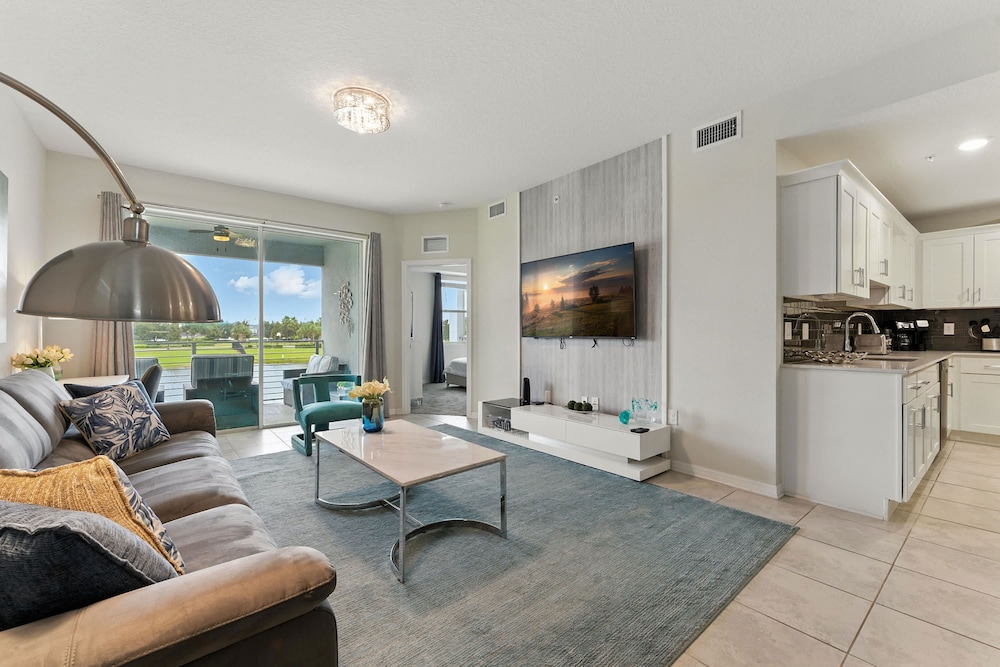 Beautiful Lakeview Retreat Near Disney