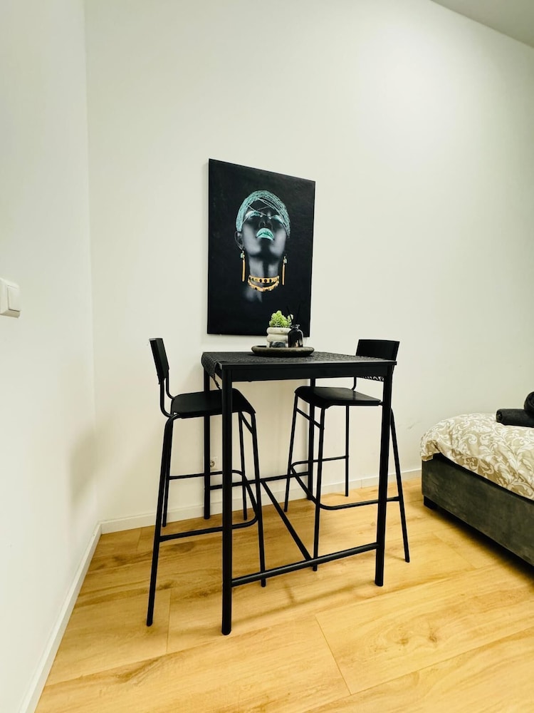 Stylish 4BR Apt Near Westbahnhof