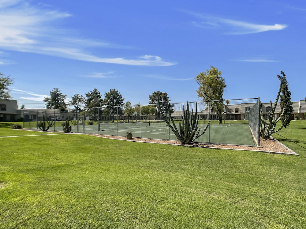 Southwest Splendor 2BR Tempe Townhome view 3