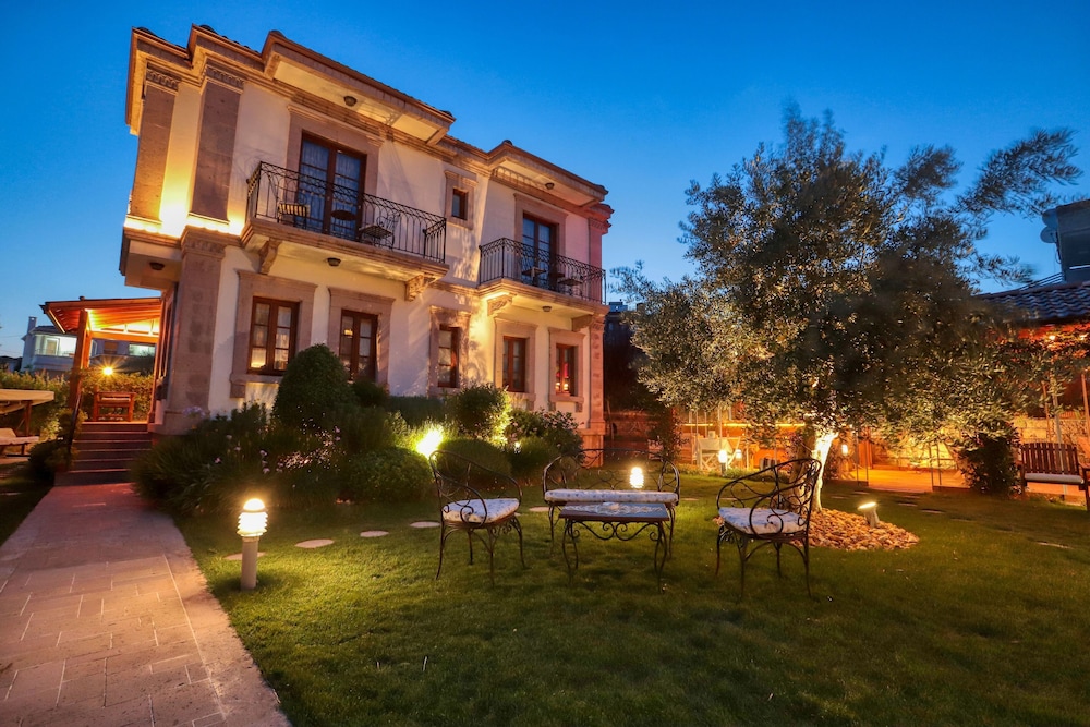 Hotel Tas Bahce Hotel Cunda - Image 1