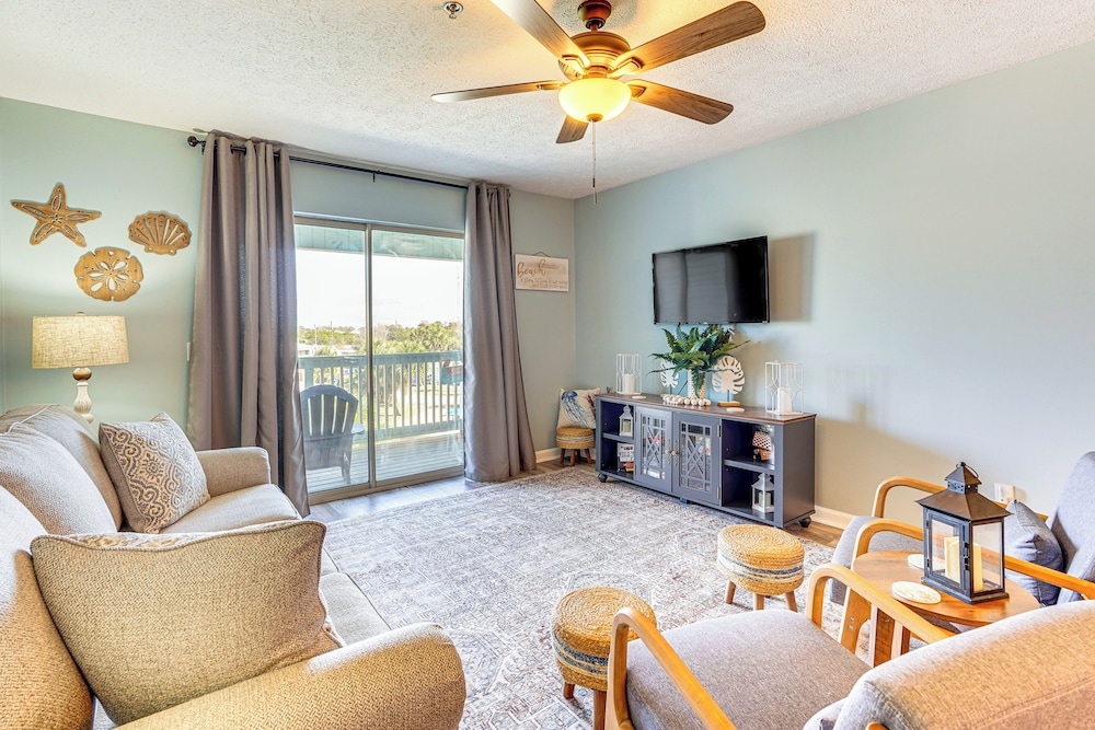 Walk to Beach: Condo w/ Balcony in Pcb!