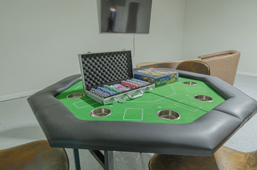 6-Bed Artistic Home with Game room