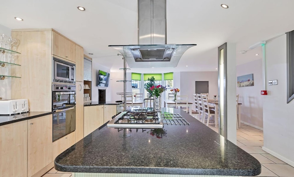 Sunshine Central House - Sleeps 22 - Super Central view 5
