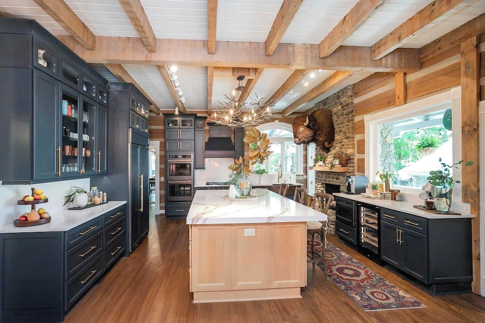 35 Acre Villa w/ Pool, Spa, Wine Cellar & Gym + Near Golf Club La Pearla Ranch by Avantstay