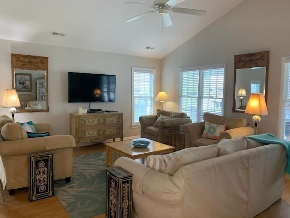 Absolute Bliss Private 4 Bedroom Home by RedAwning