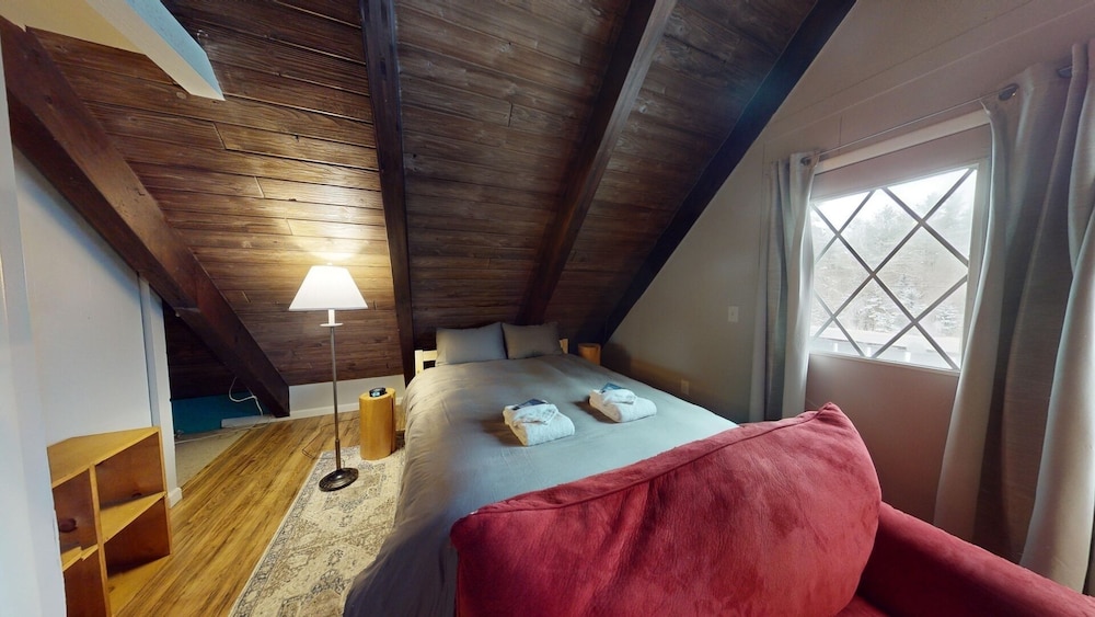 Blue Ridge Chalet 3 Bedroom Chalet by RedAwning view 2