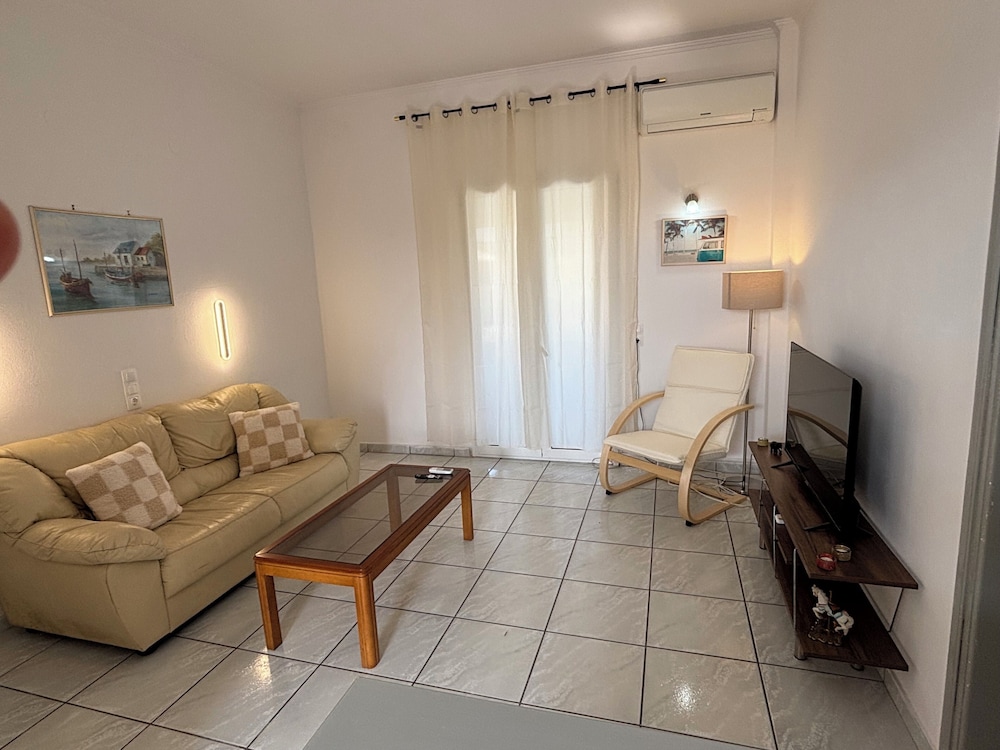 DOLPHIN APARTMENTS & STUDIOS