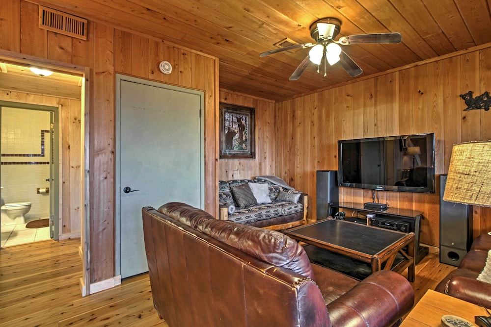 Hot Tub & Mtn Views: Scenic Cabin in Gatlinburg!