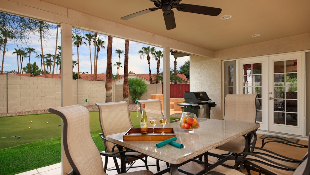 Private Playground: Golf Pool Table and Hot Tub!