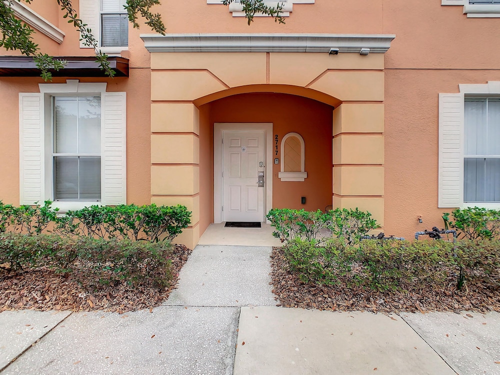 Spacious Regal Oaks Townhome by Disney