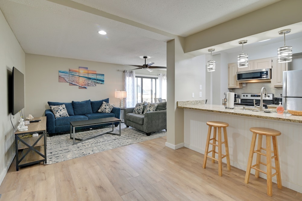 Walk to Beach + Pier: Myrtle Beach Getaway w/ Deck