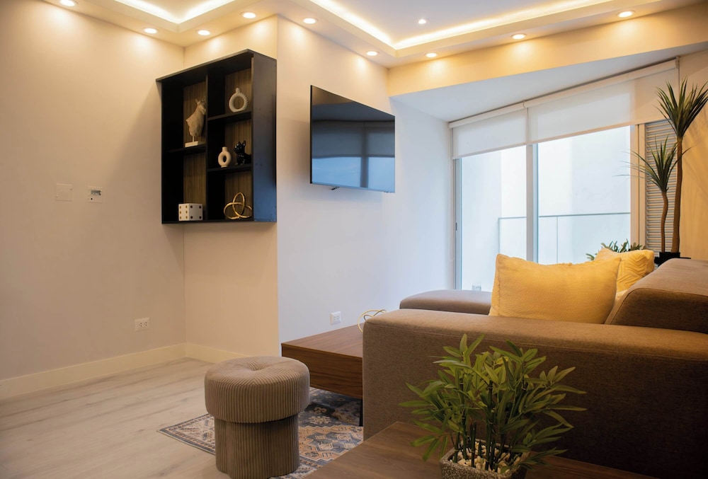 w Bright 3BR w Balcony in Vibrant Miraflores