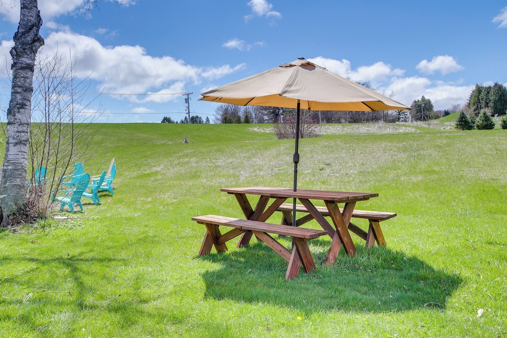 Algoma Retreat: Near Beach, Game Room, Yard