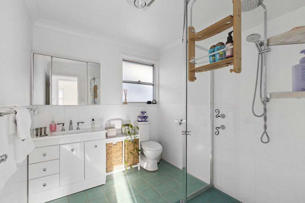 Chic Coastal 1-bedroom Home With Balcony & BBQ
