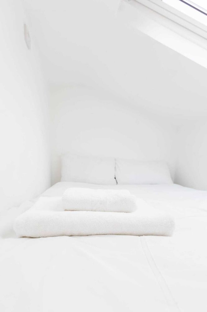 Contemporary 2 Bedroom Apartment on Columbia Road