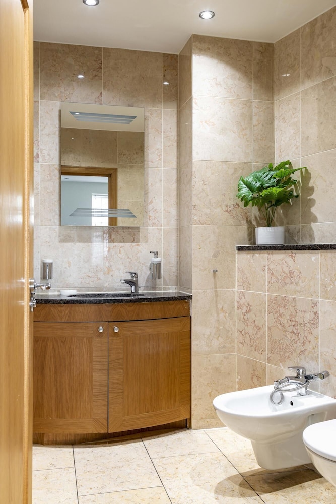 Park Lane 4-bedrooms Spacious Mayfair Family House