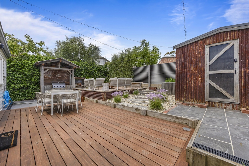 Lovely 3-bed With Alfresco Dining in Prime Suburb