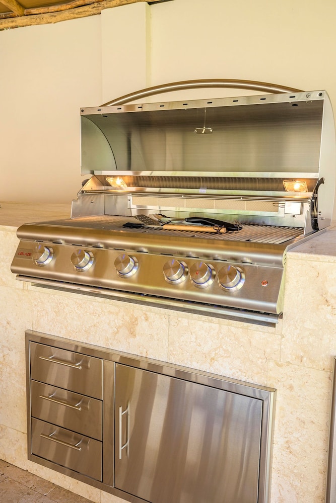 NEW 6BR Playground Private Pool Pro-bbq Palapa
