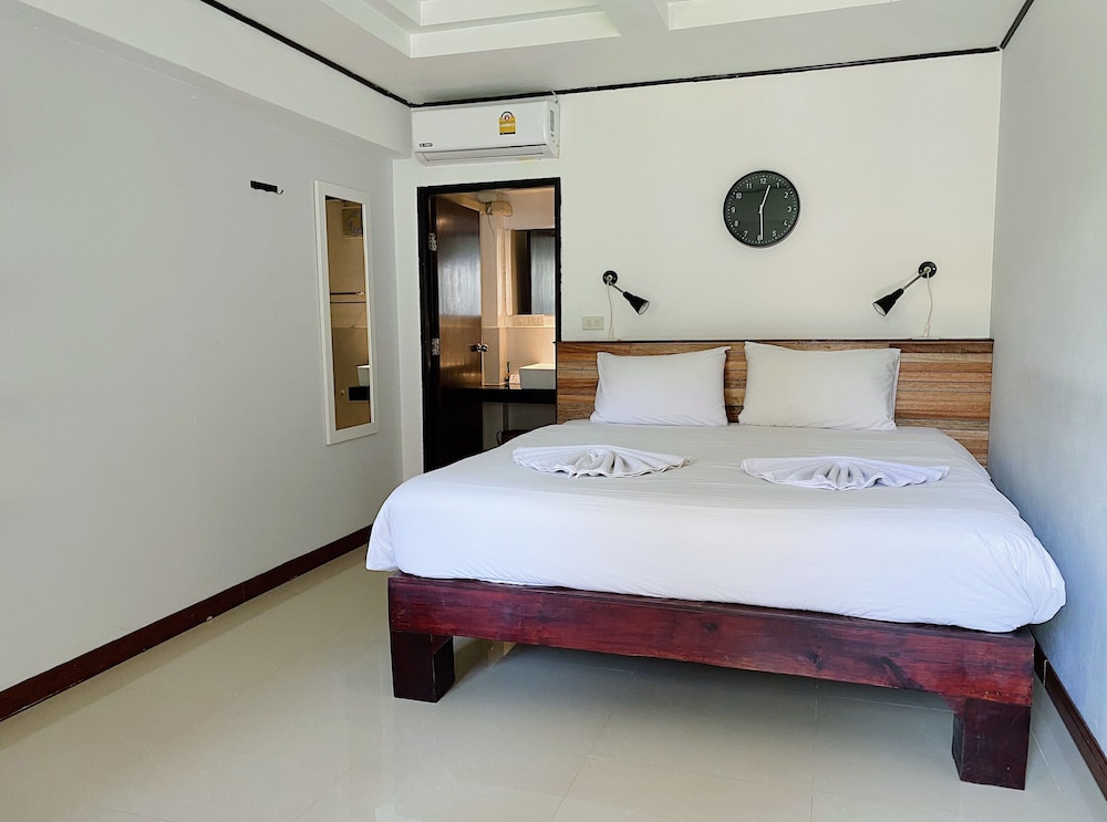 The Reef Hotel & Studios