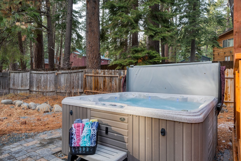 Westlake Cabin by Avantstay Hot Tub Near Skiing Walk to Restaurants Lake