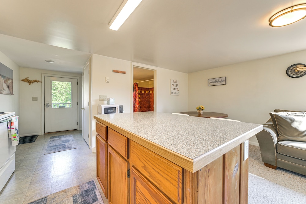 Cozy Apt < 1 Mi Near Lake Huron & Mackinac Island!