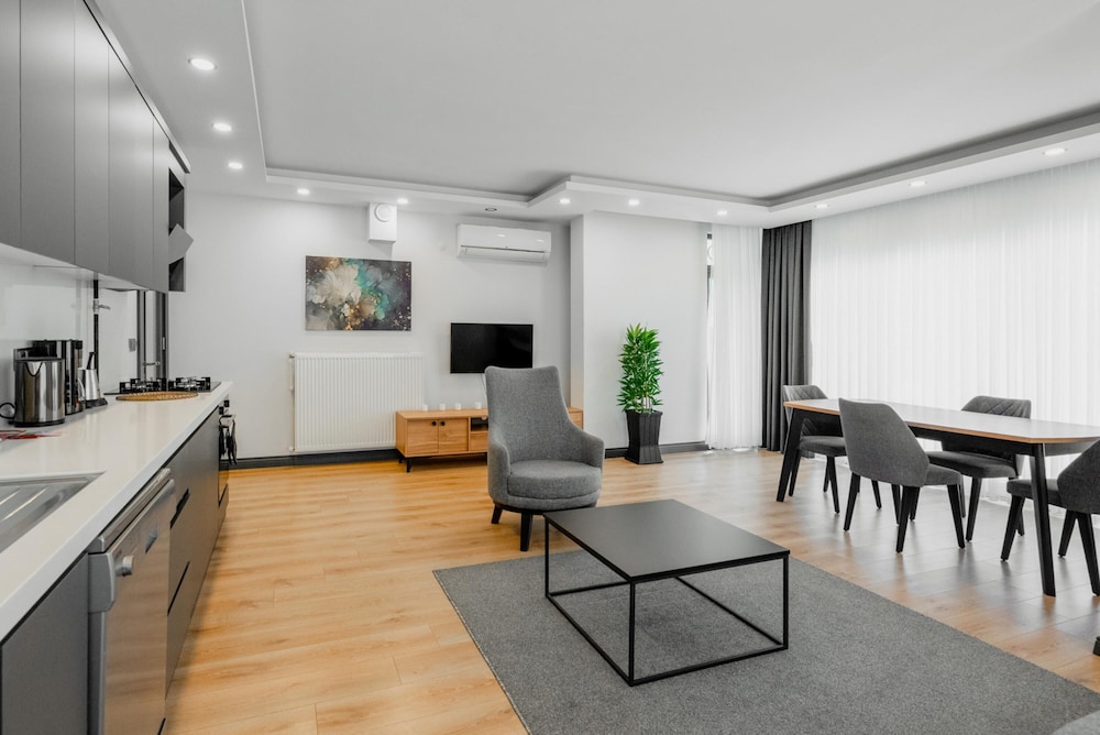 Modern Flat w Patio and Garden 5 min to Lara Beach