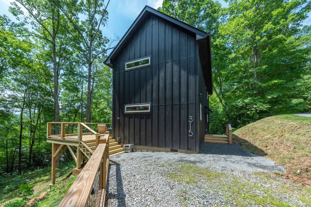 Hot Tub Nestled in the Forest w Chef s Kitchen