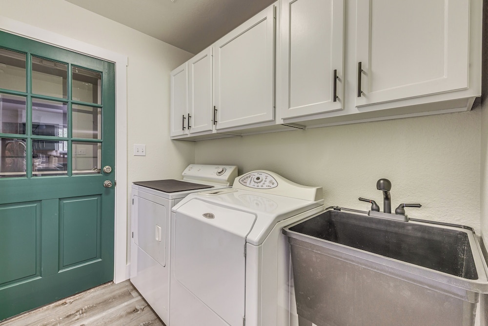 1 Mi to Grindstone Lake: Modern Ruidoso Retreat!
