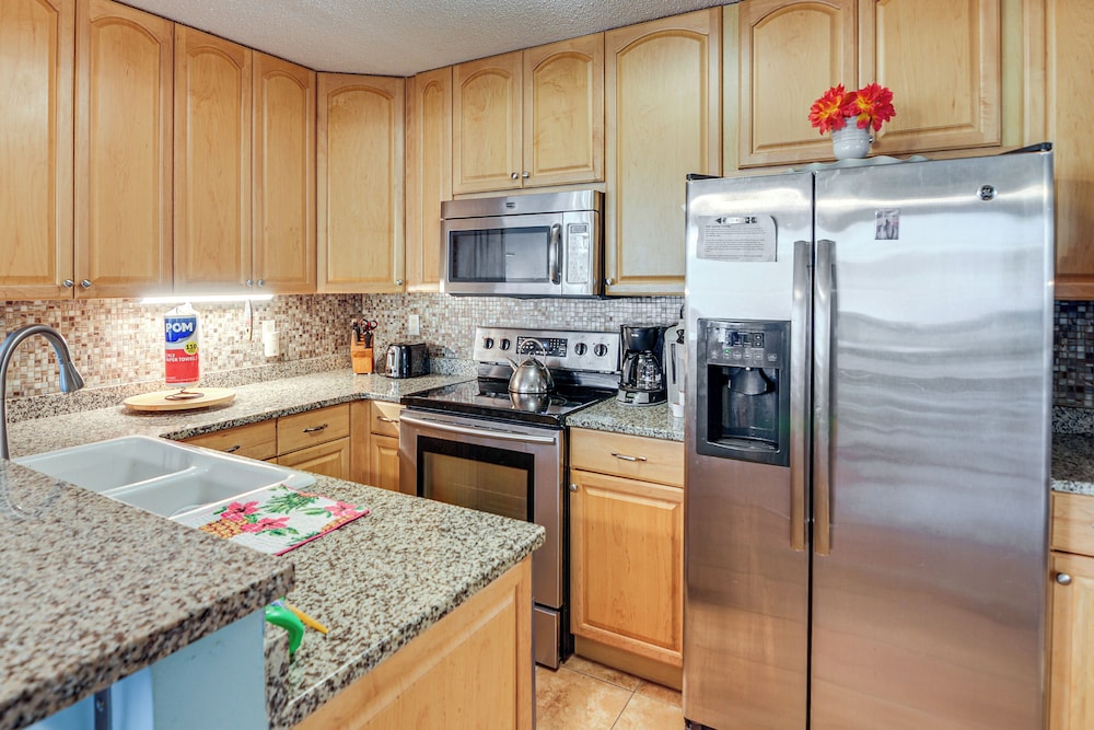< 1 Mi to Beach: Condo w/ Community Perks in Hhi! view 3