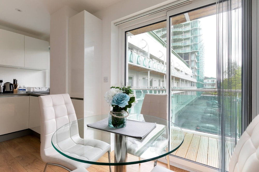 Skyvillion 1bed Enfield Flat W Balcony & Parking view 5