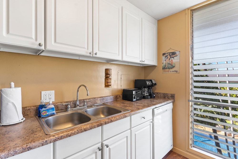Kalama Terrace P-307 - 3rd-floor Walkup, 7 min Walk to Charley Young Beach, AC!