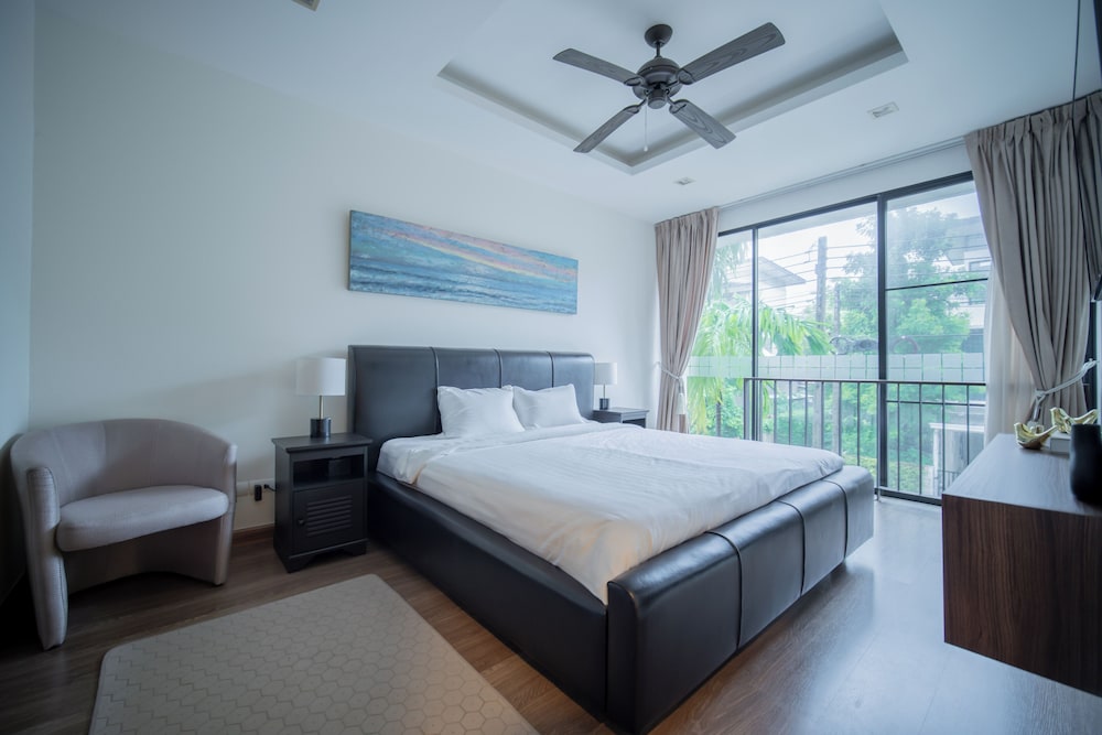 Laguna Park 3BR Townhome by NLA view 4