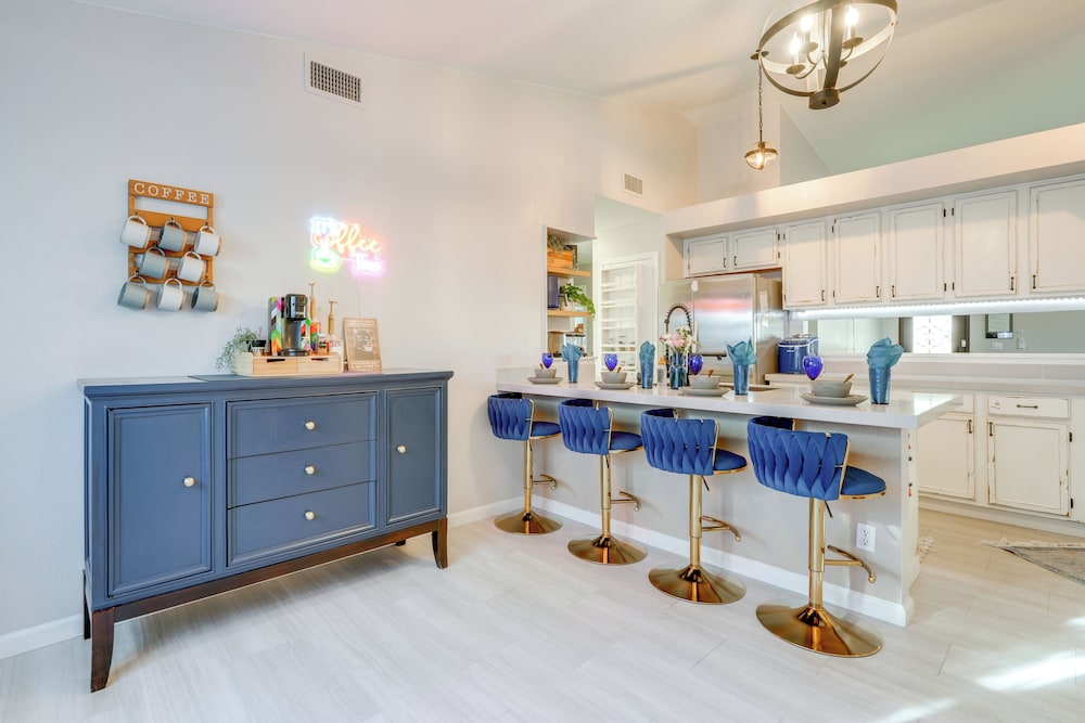 Luxe Outdoor Oasis: 'palm Tree Villa' in Chandler