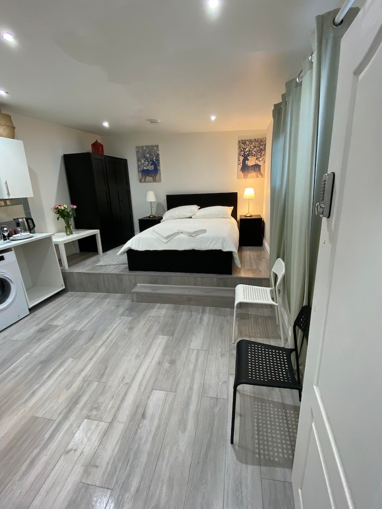 Studio Sleeps 3 - Outdoor Space - Pet Friendly