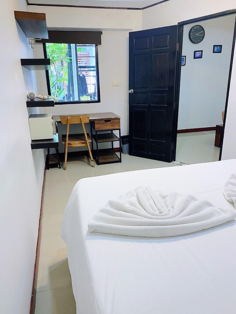 The Reef Hotel & Studios