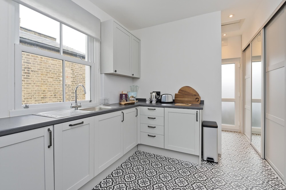 Stylish one Bedroom Flat Near Kew Gardens by Underthedoormat