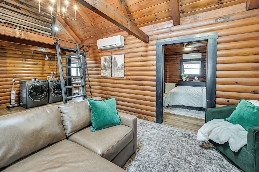 Peaceful Cabin w/ Hot Tub in Dundee: Dogs Welcome