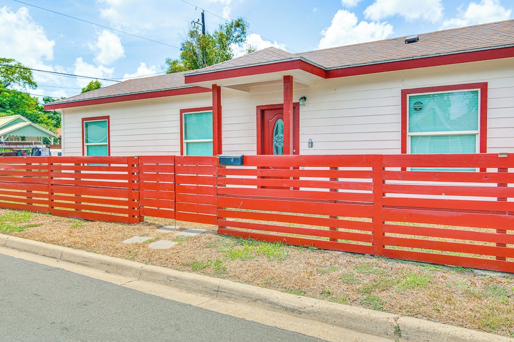 2 Mi to Family Attractions: Brownsville Cottage!