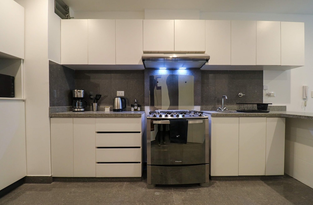w Graceful 1BR With Balcony in Miraflores