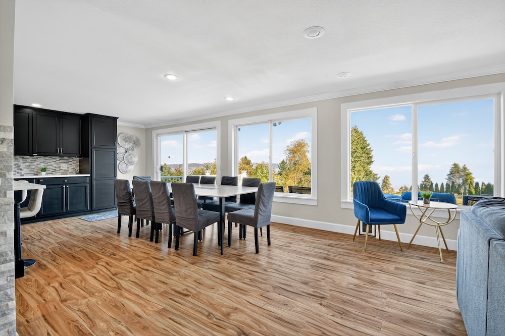 Relaxing Coastal Escape With Ocean Views 5 Bedroom Home