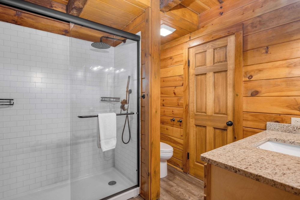 2 Cabins Game Room, Enclosed Porch, Hottub, Views Dudley I & II by Avantstay
